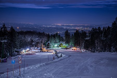 beleuchtetes Skigebiet Pohorje bei Nacht