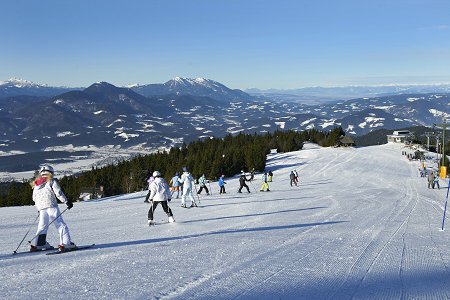 Skifahrer im Skigebiet Kope