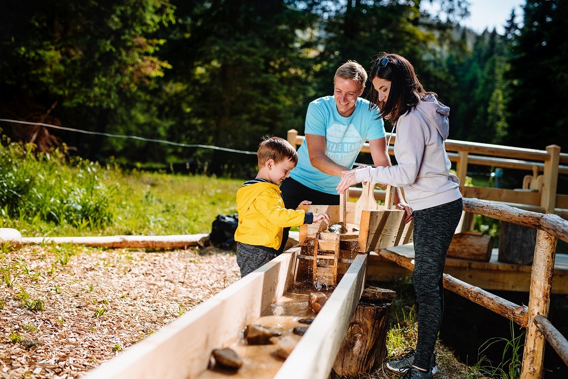 Familie im Jezernikov Park