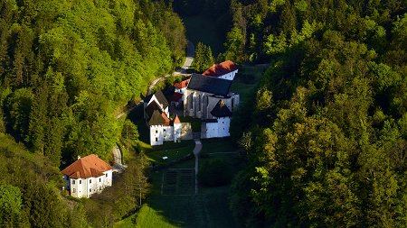Žička kartuzija in Gastuž v majskem jutru - Foto Matej Nareks (002)